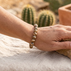 Bracelet jaspe paysage porté au poignet pierre beige naturelle
