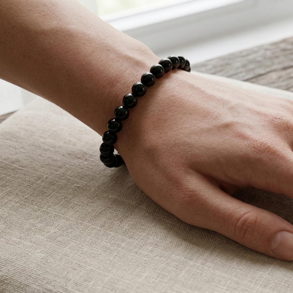 Bracelet onyx noir porté au poignet pierre noire naturelle
