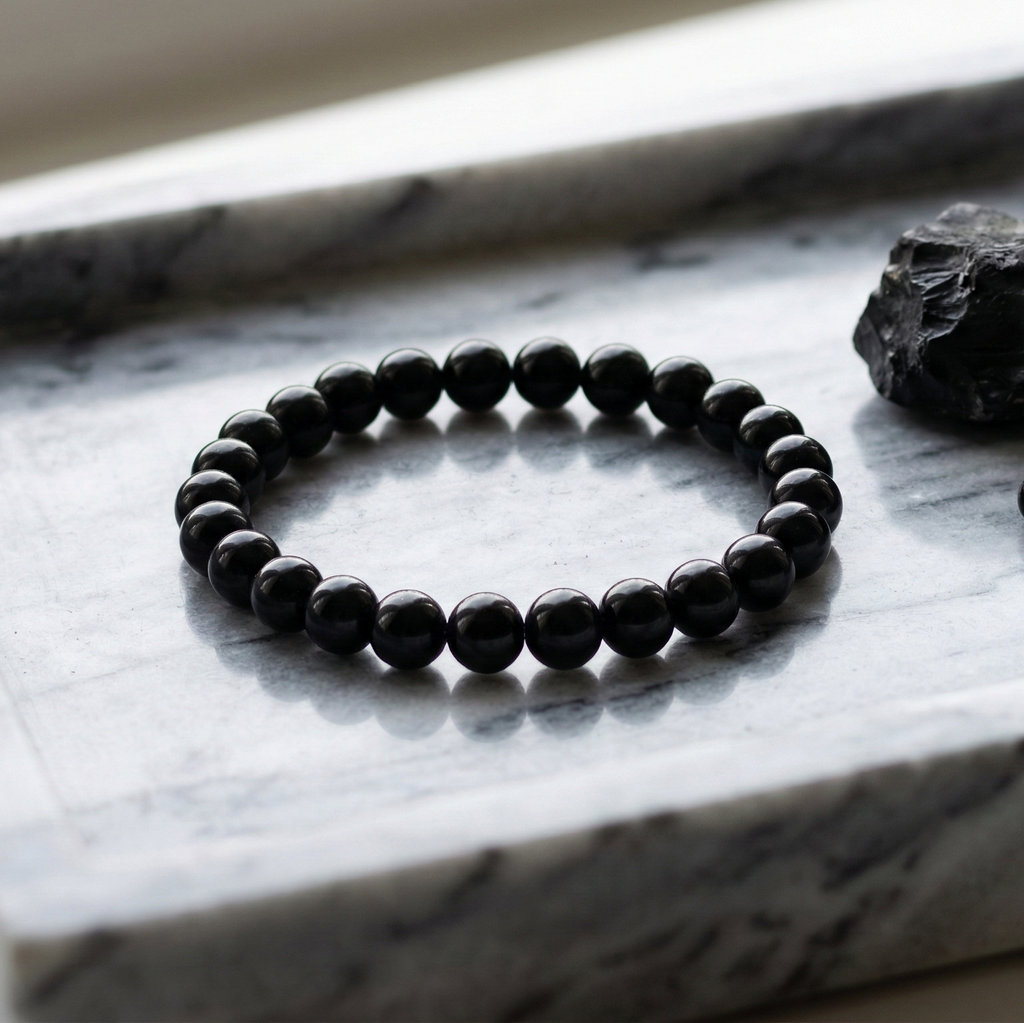 Bracelet onyx noir perles polies gros plan protection