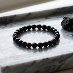 Bracelet onyx noir perles polies gros plan protection