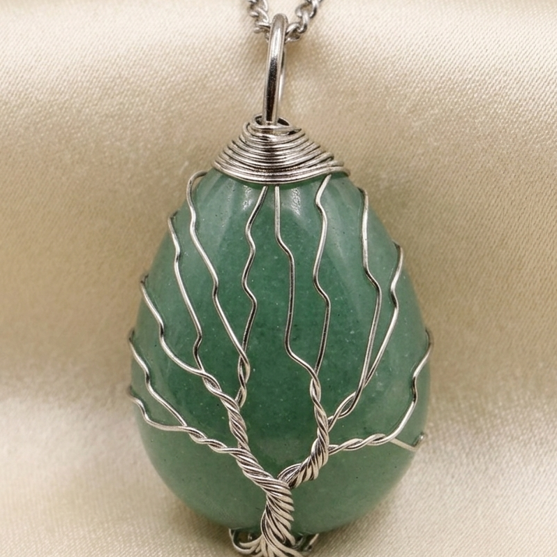 Collier arbre de vie aventurine verte et sa pierre brute sur sable