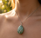 Détail du fil argenté en arbre de vie sur l'aventurine verte