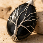 Collier arbre de vie obsidienne noire vue alternative sur pierre calcaire