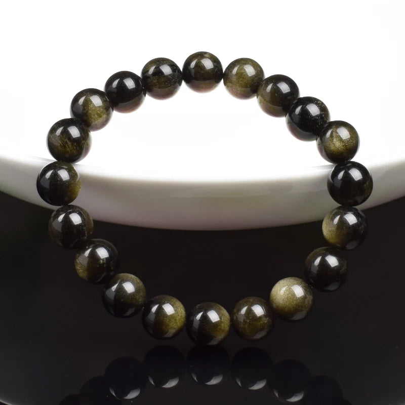 Bracelet obsidienne dorée en perles naturelles sur fond blanc