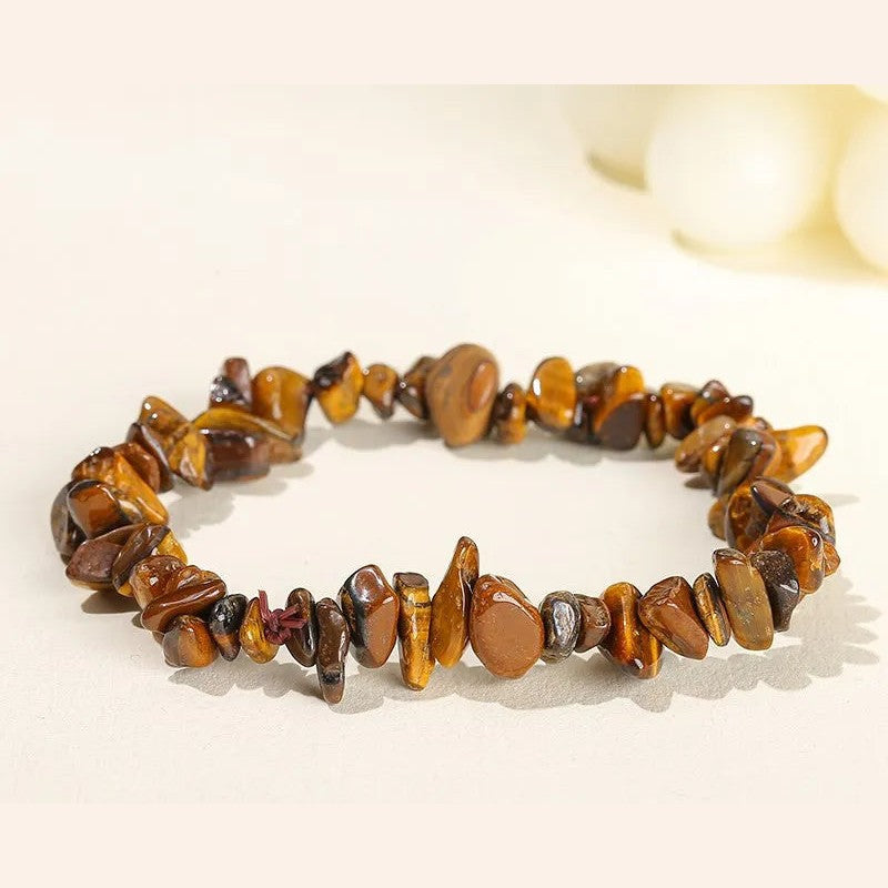 Bracelet éclats de pierre en améthyste violette posé sur fond clair