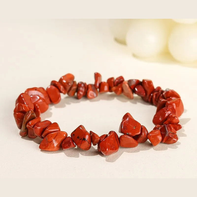 Trois bracelets éclats de pierre naturelle brute empilés au poignet